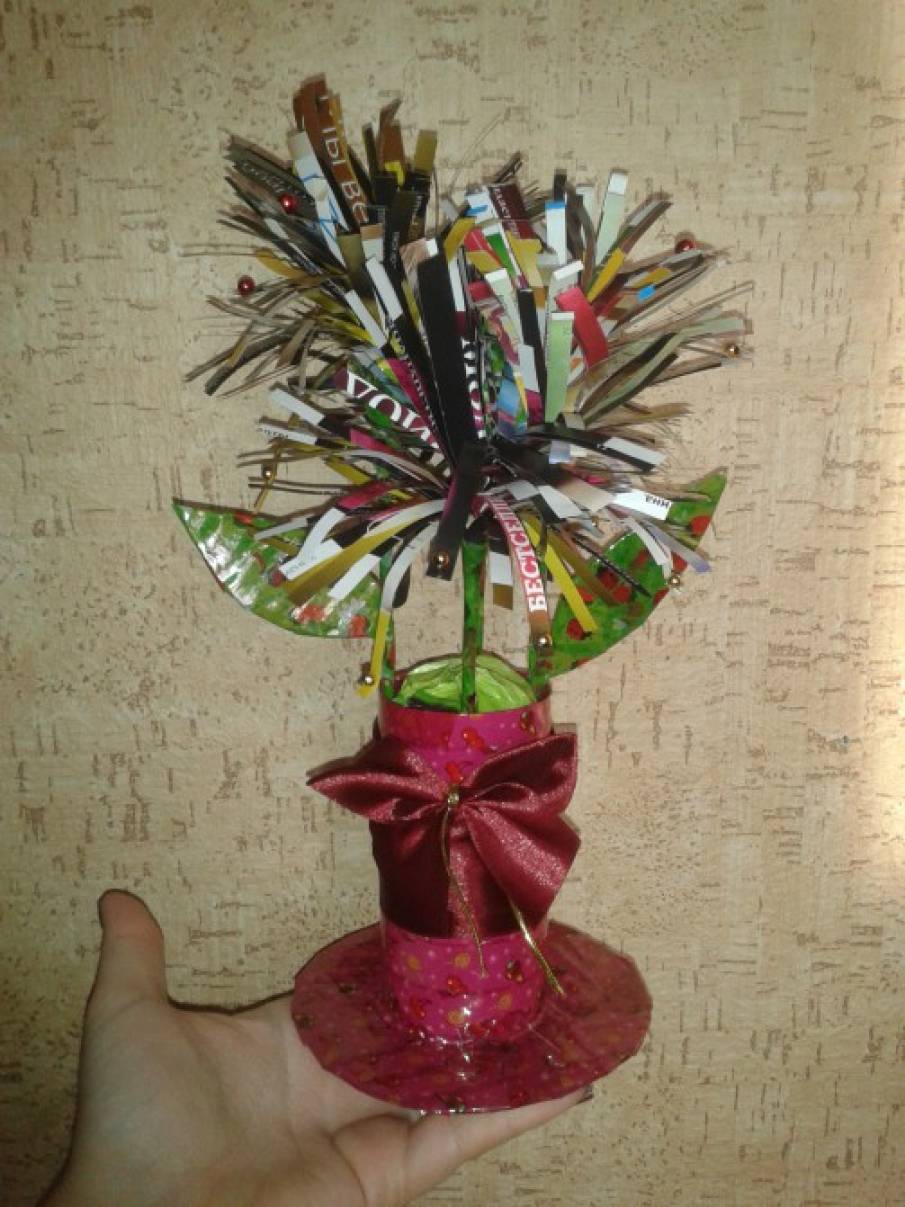 Бумажная ваза с цветами