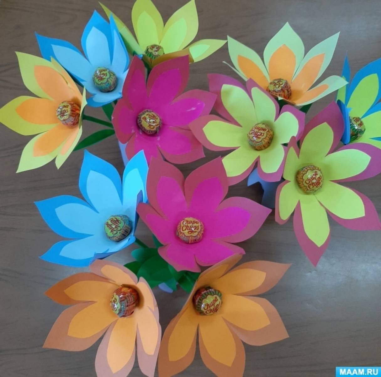 Детский мастер-класс по изготовлению цветов из цветной бумаги и чупа-чупса в технике свит-дизайна «Сладкий букет»