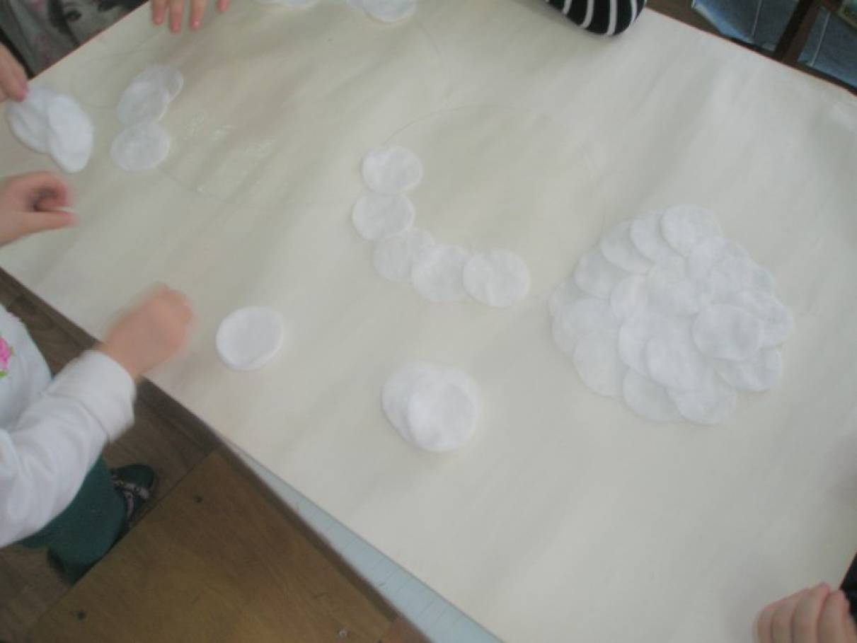 Помпон из ватного диска. Как сделать снег из ватных дисков. Снежки из ватных дисков. Зимняя аппликация из ватных дисков. Поделки из ватных дисков для детей.