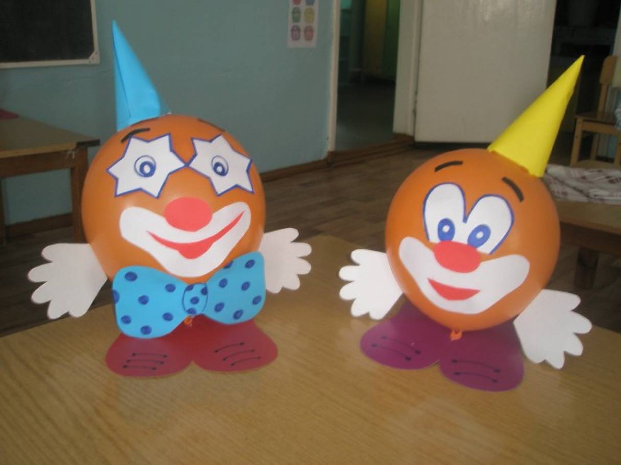 День смеха в детском саду клоун. Клоун поделка из бумаги. Поделки на день смеха. Поддлека клоун. Поделки из воздушных шаров и бумаги.
