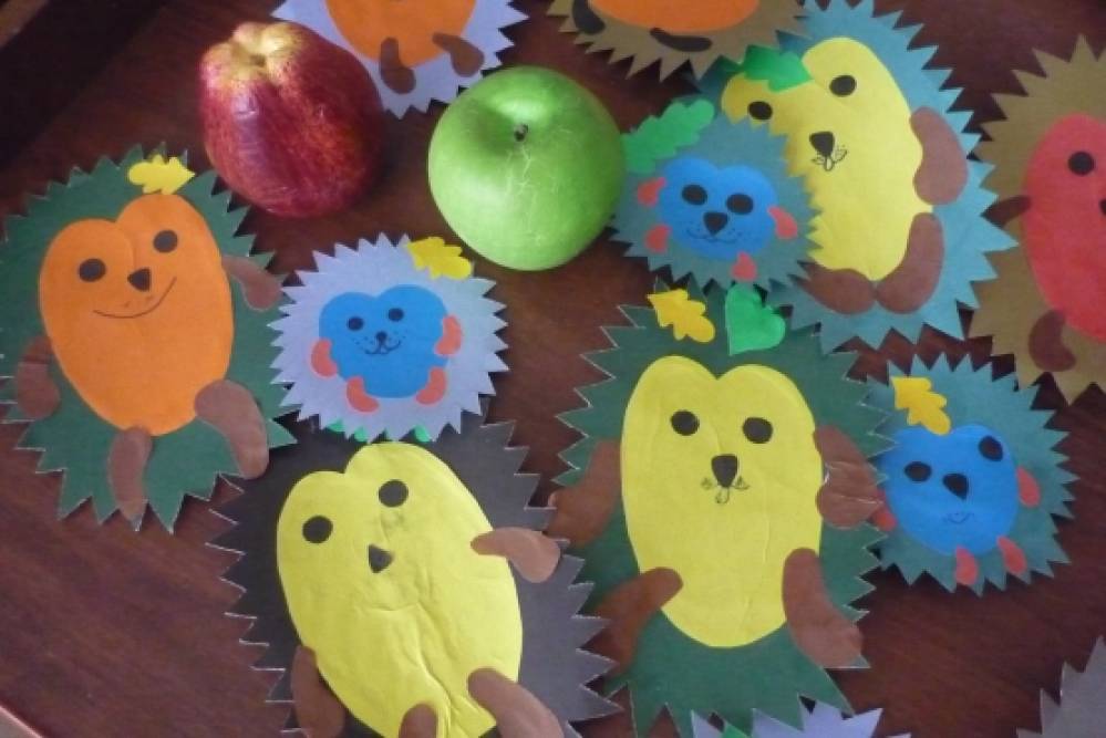 Ежик 2 младшая группа. Рисование ежика в младшейгиуппе. Аппликация ежик в ясельной группе. Ёжик аппликация из бумаги в средней группе. Аппликация ежик в средней группе.