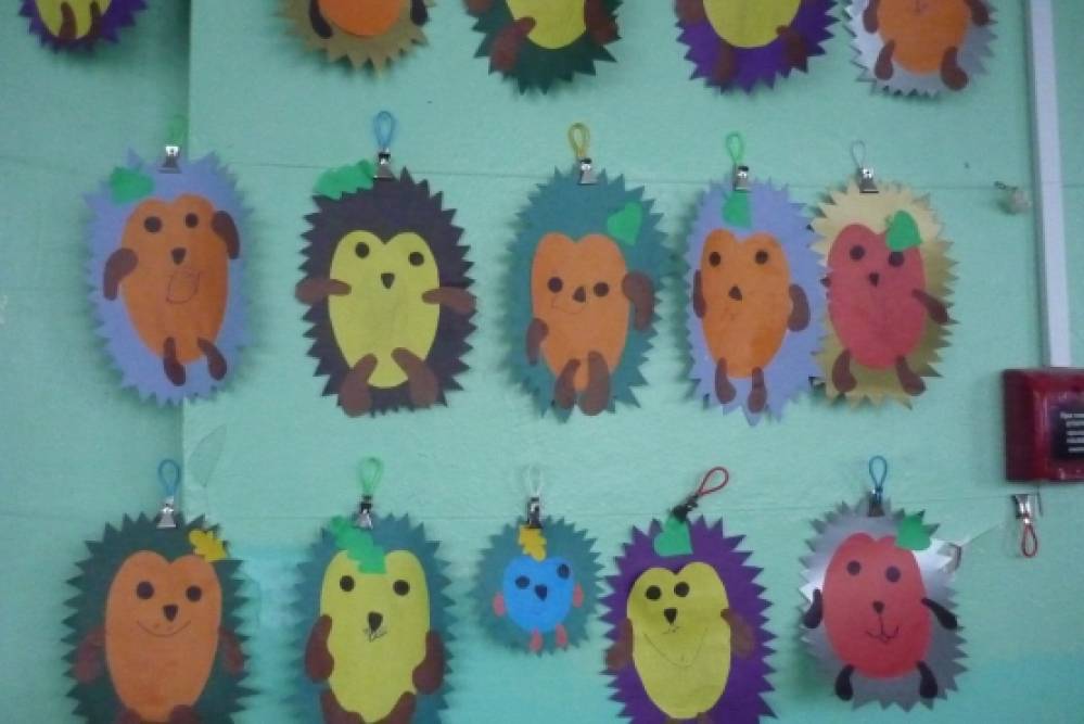 Аппликация ежик в старшей группе. Ёжик аппликация из бумаги в средней группе. Занятия для детей на тему ежик. Ежик 2 младшая группа. Рисование в ясельной группе на тему животные.