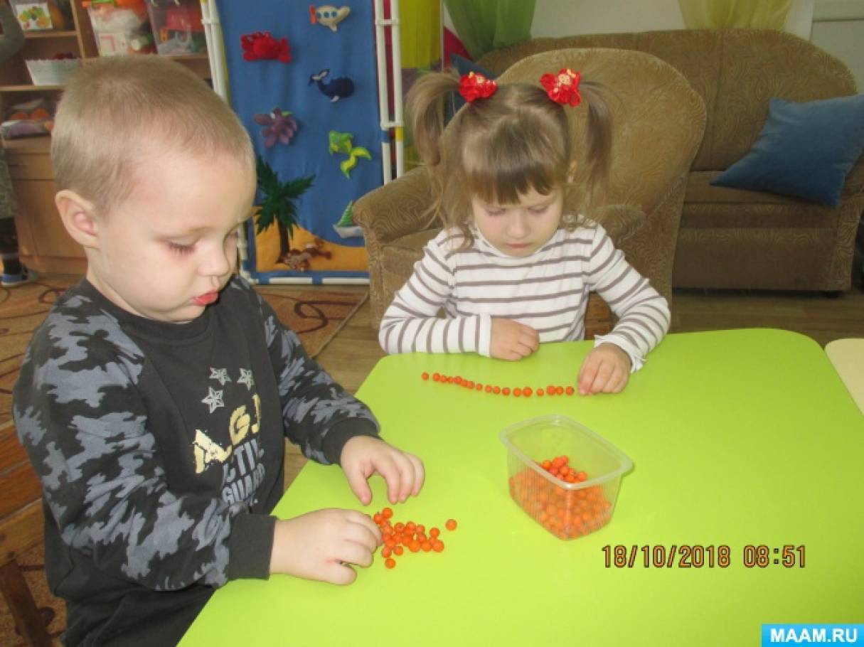 Фитнес на природе. Занятие спортом на природе. Занятие пора. Дети бегут в школу. Времена года картинки для детей.