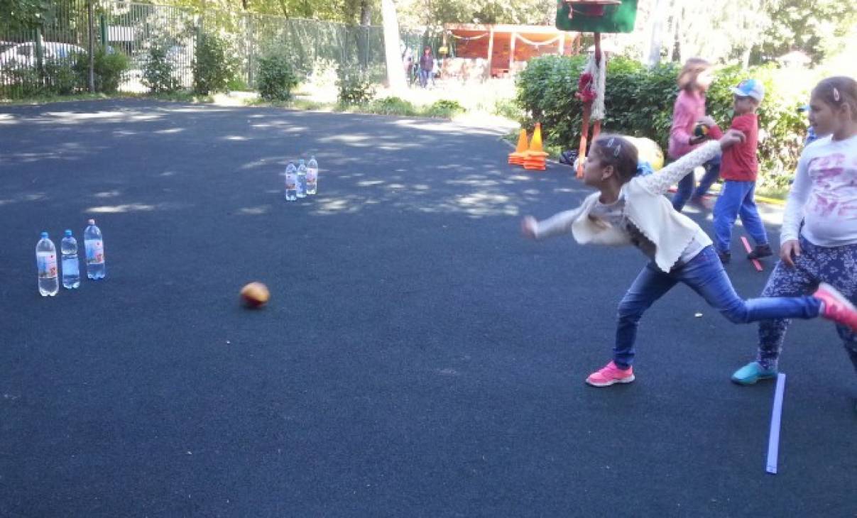 Эстафета из 5 этапов. Спортивная эстафета. Эстафета с мячом на улице. Эстафета с мячом для детей дошкольного возраста. Эстафеты для детей на улице с мячом.