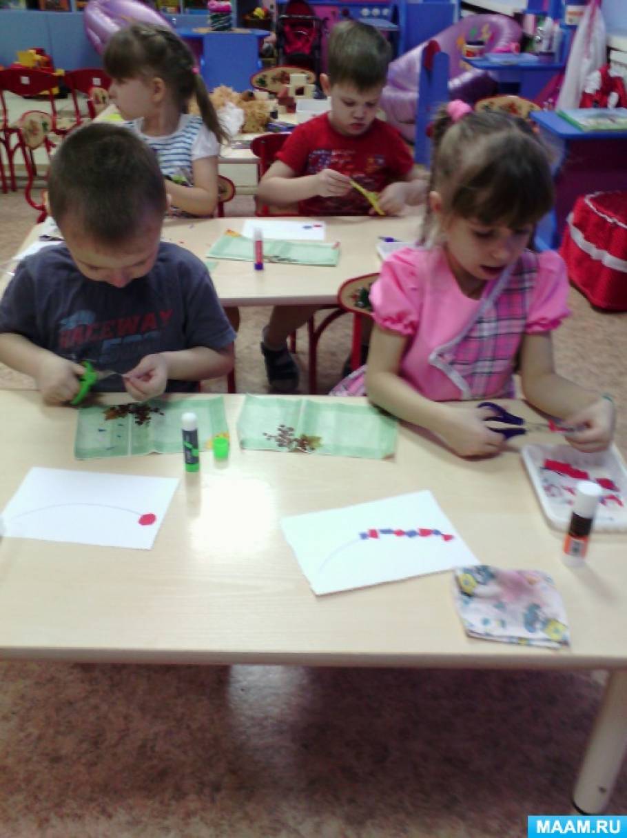 Аппликация «Бусы для ёлочки» Фото Аппликация «Бусы для ёлочки»