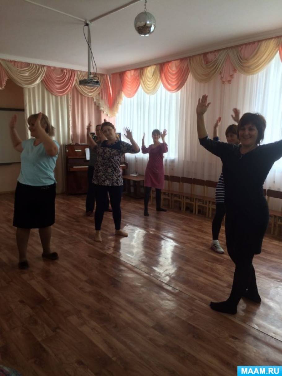 танец на 9 мая закаты алые. танец в доу день семьи. ну ка на ка детский танец. встанем танец в детском саду под песню. мальчик танцует снежинки.