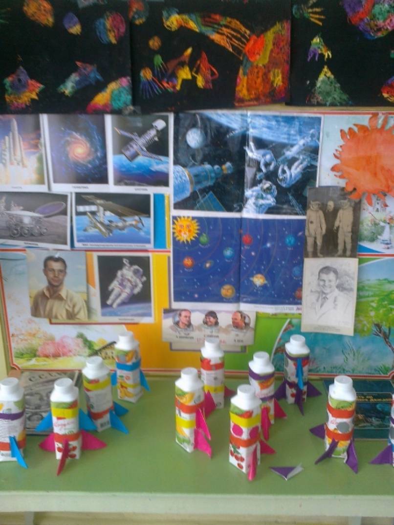 Выставка ко дню космонавтики в детском саду. Выставка в садике день космонавтики. Денькоммонавтики в садике детском. Украшение группы ко Дню космонавтики в детском саду.