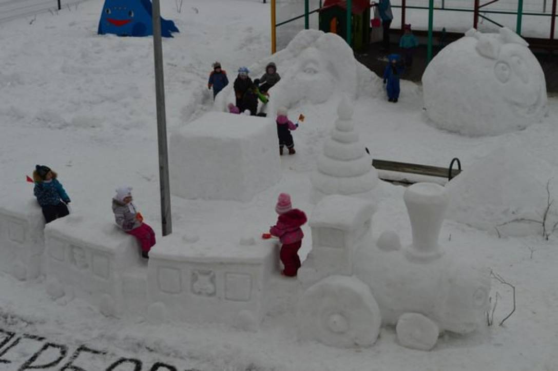 Снежки в сад. Снежные фигурки для детского сада. Снежные фигуры в садике. Композиция из снега для детского сада. Фигуры из снега в садике.