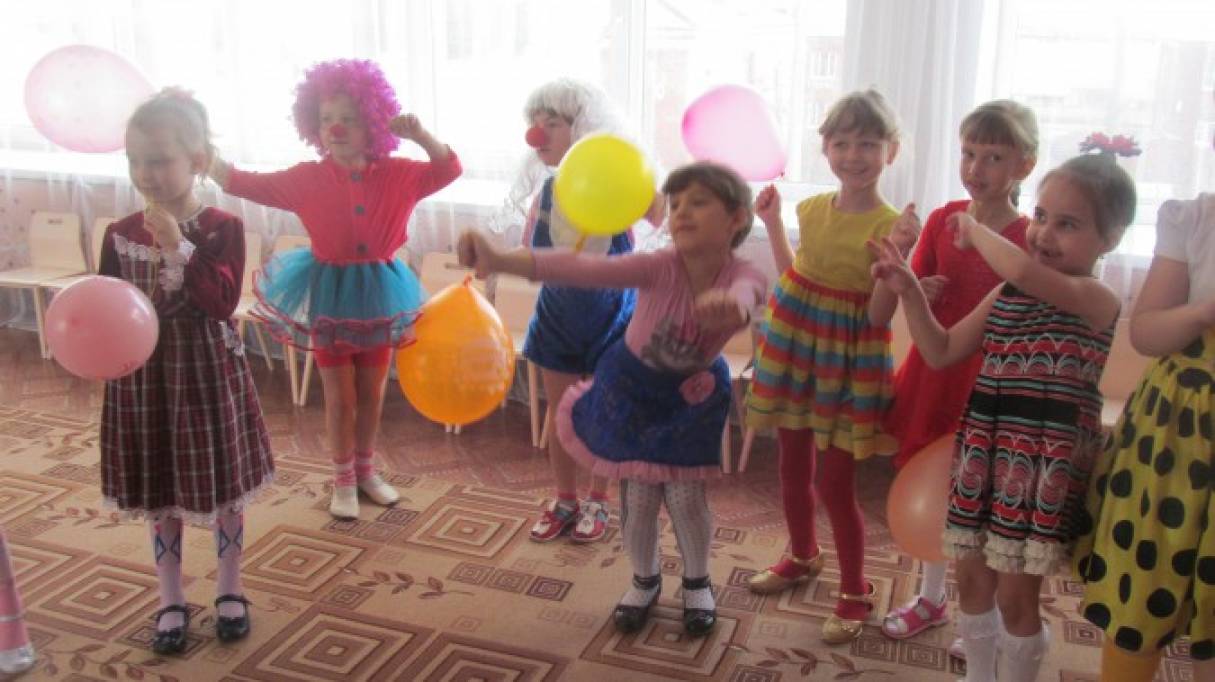 Развлечение на 1 апреля. Развлечение на 1 апреля в детском саду. Конкурс повяжи платок в детском саду. Игра повяжи платок на шарик в детском саду.