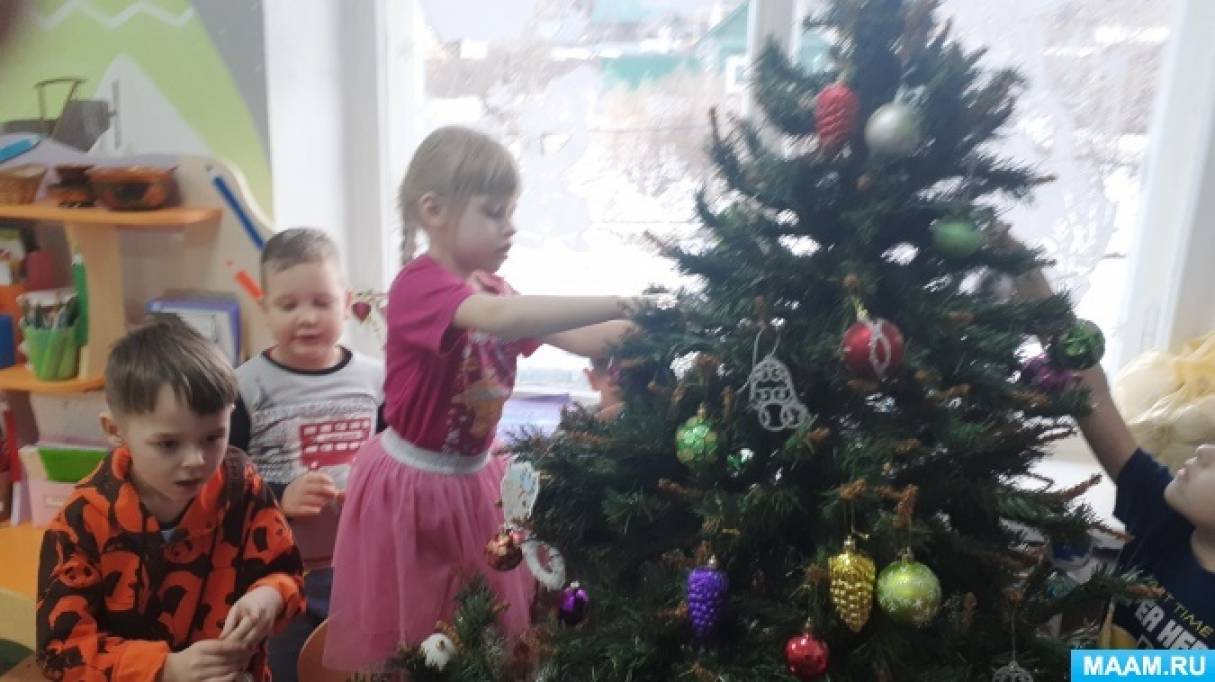 Смотреть фотографию №5 Фото №5 По вытыканкам можно было узнать у кого родился ребенок или кто женится все отражалось в праздничных украшениях на окнах