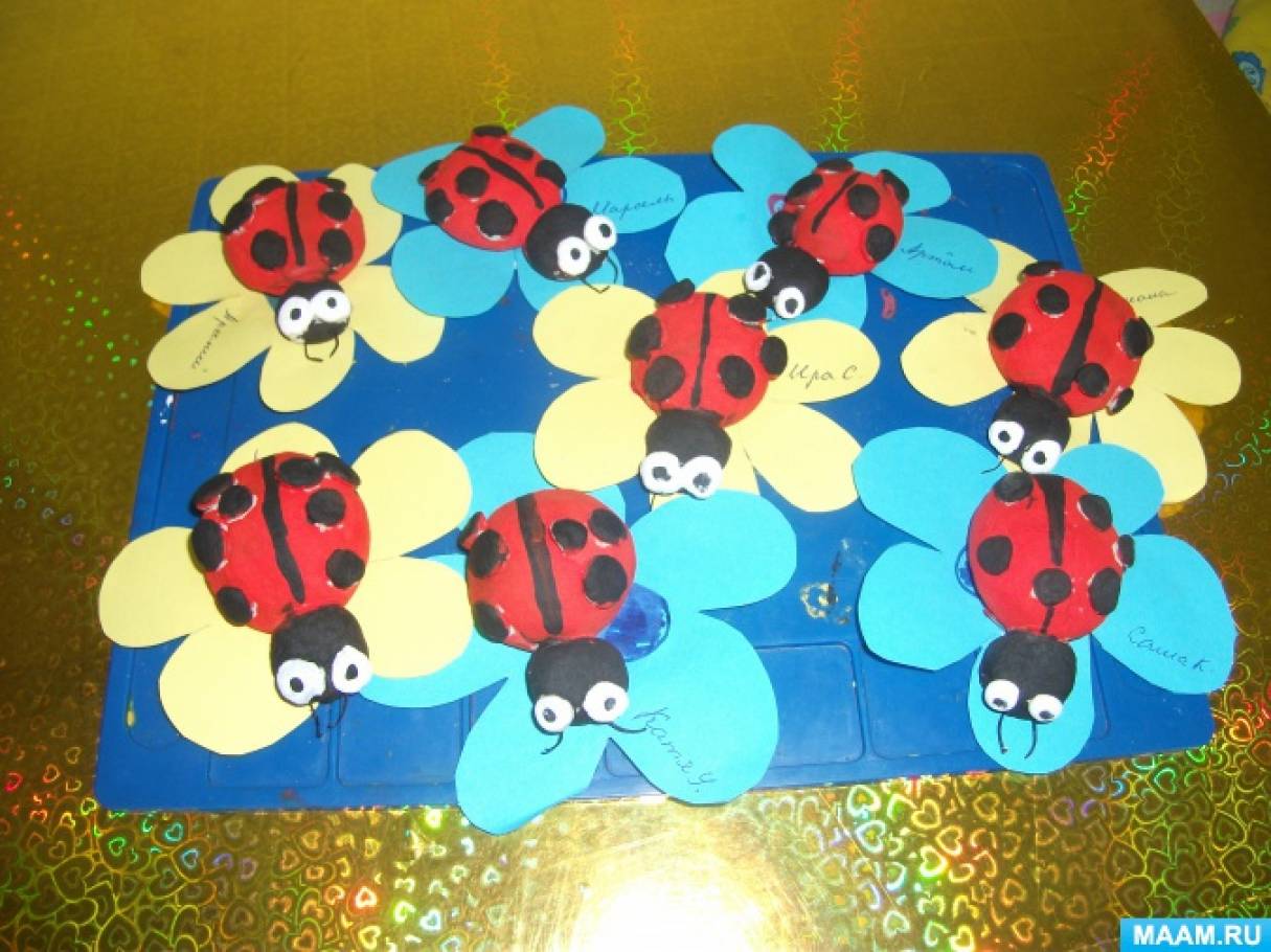 Аппликация по теме насекомые в младшей группе. Лепим насекомых в подготовительной группе. Стрекоза из пластилина для детей. Лепка из пластилина в младшей группе. Лепка бабочка в подготовительной группе.