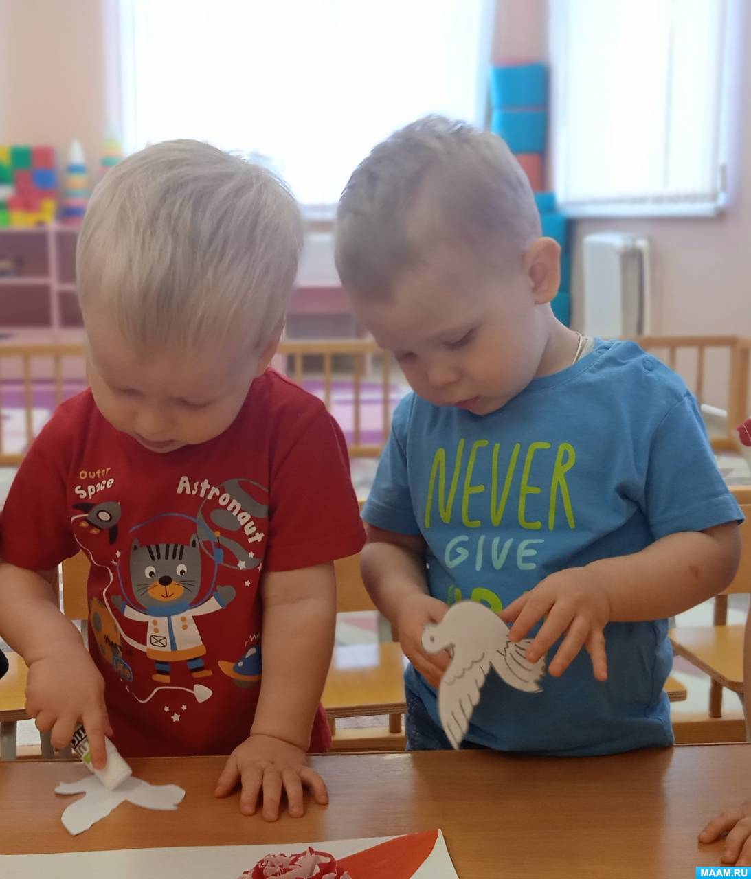 Смотреть фотографию №2 Фото №2 Сегодня мы хотим показать вам мастер класс по изготовлению пятиконечной звезды символа Победы выполненный с детьми раннего возраста