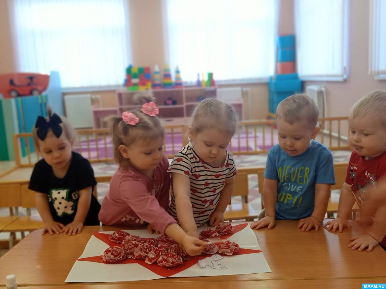 Смотреть фотографию №3 Фото №3 Для начала подготовим необходимый материал большой белый картон красные объемные цветы сделанные заранее из салфеток ножницы клей карандаш голубя из бумаги скотч и простой карандаш