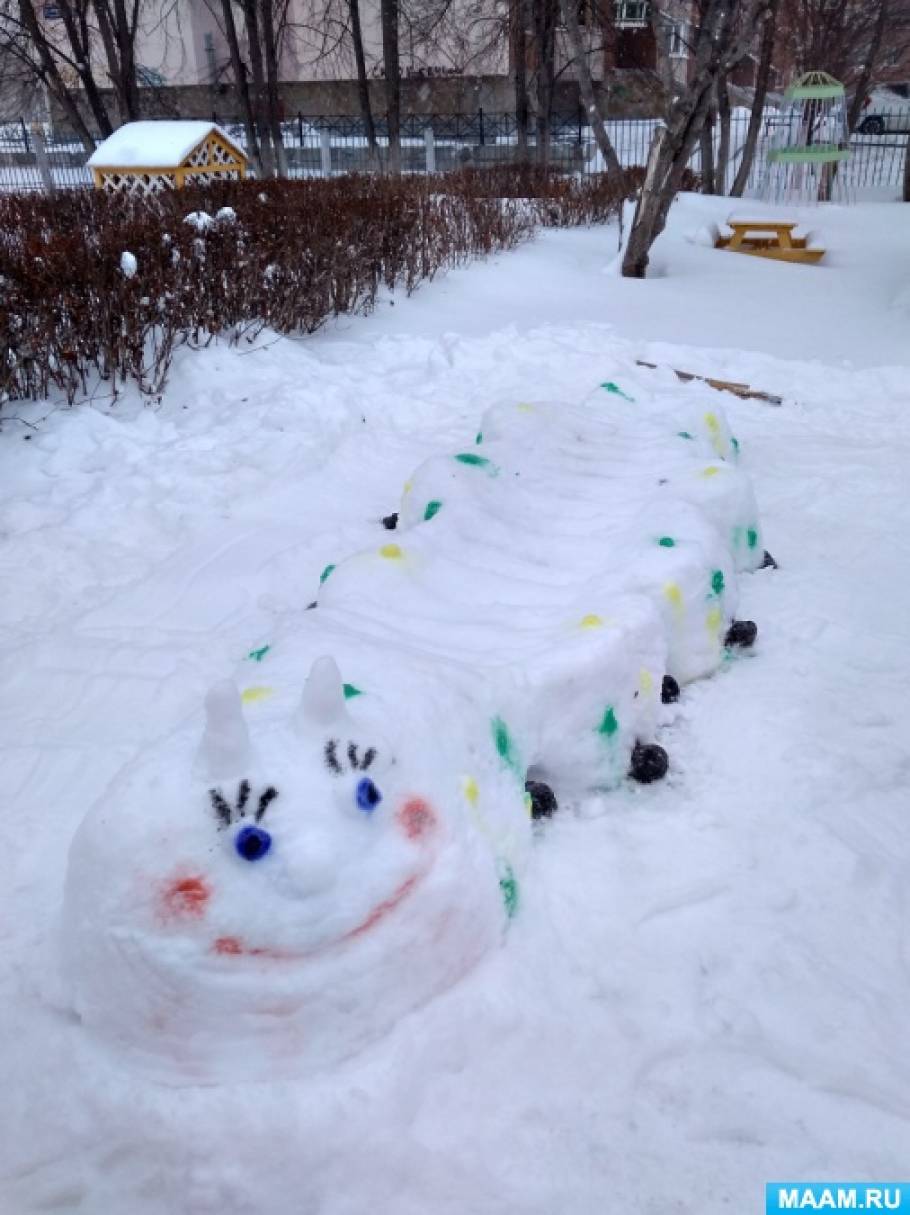 Гусеница из снега. Гусеница из снега в детском. Гусеница из снега. Композиция из снега для детского сада. Гусеница из снега на участке детского.