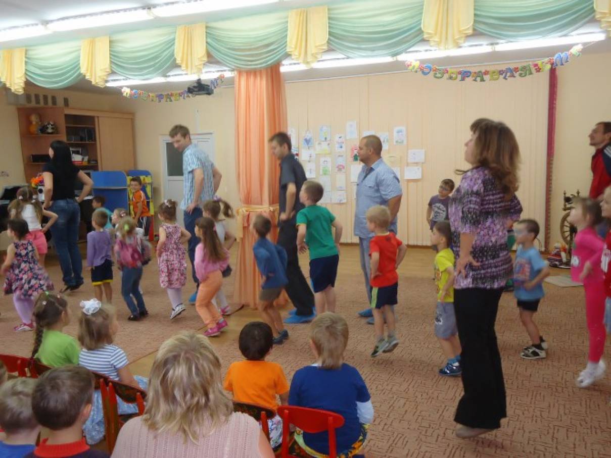Смотреть фотографию №3 Фото №3 Все дети подготовились заранее нарисовав дома портреты своих пап