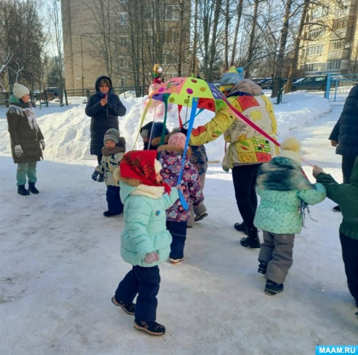 Развлечение с родителями масленица. Развлечение Масленица с родителями. Масленица композиция. Масленица в ДОУ С родителями. Масленица с родителями фото.