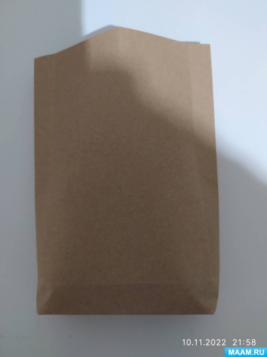 Фото №10 Край левой стороны бумаги смазываем клеем сгибаем и с нахлестом в см