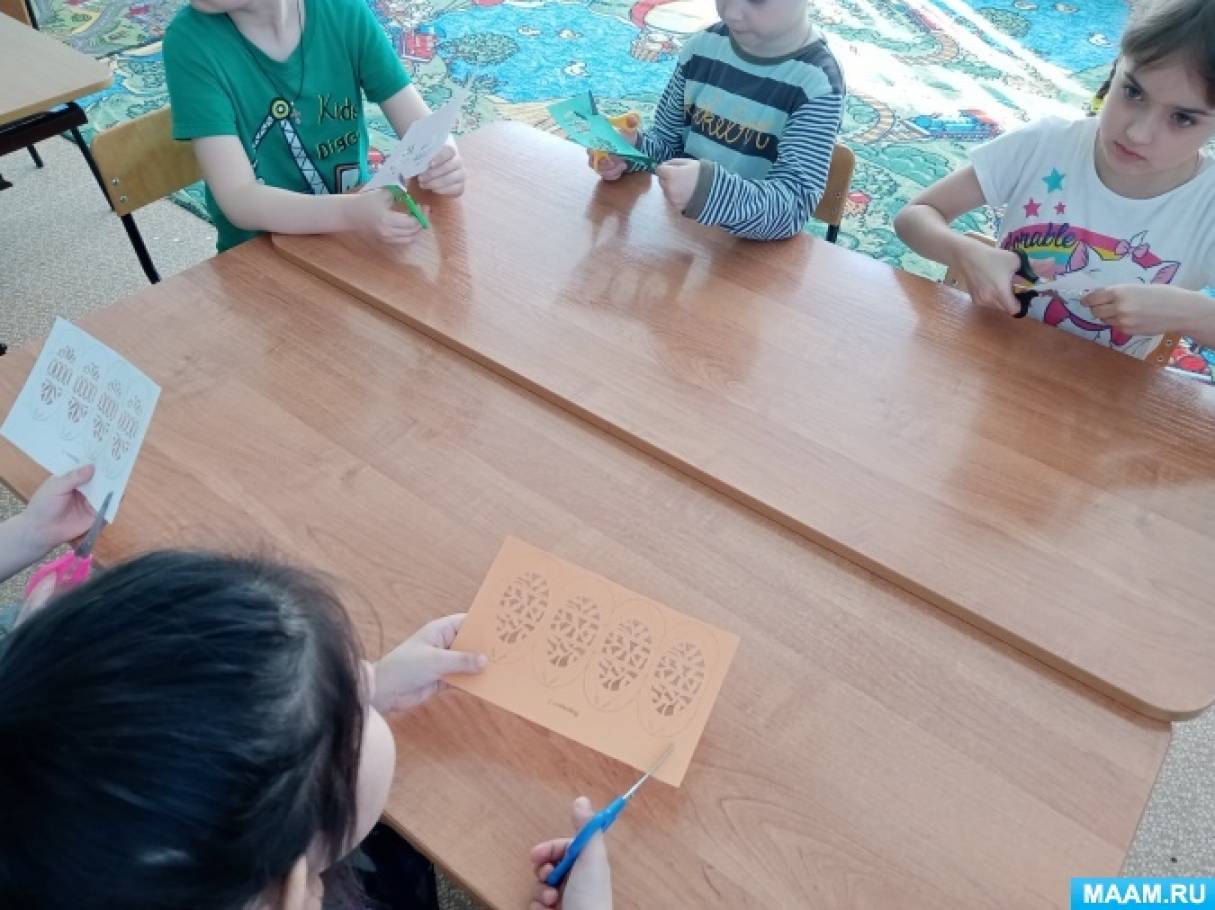 Foto č. 2 Mnoho z nás ani neví, že obyčejné sněhové vločky, které vystřihneme na Nový rok, jsou nejjednoduššími pracemi pomocí techniky kirigami