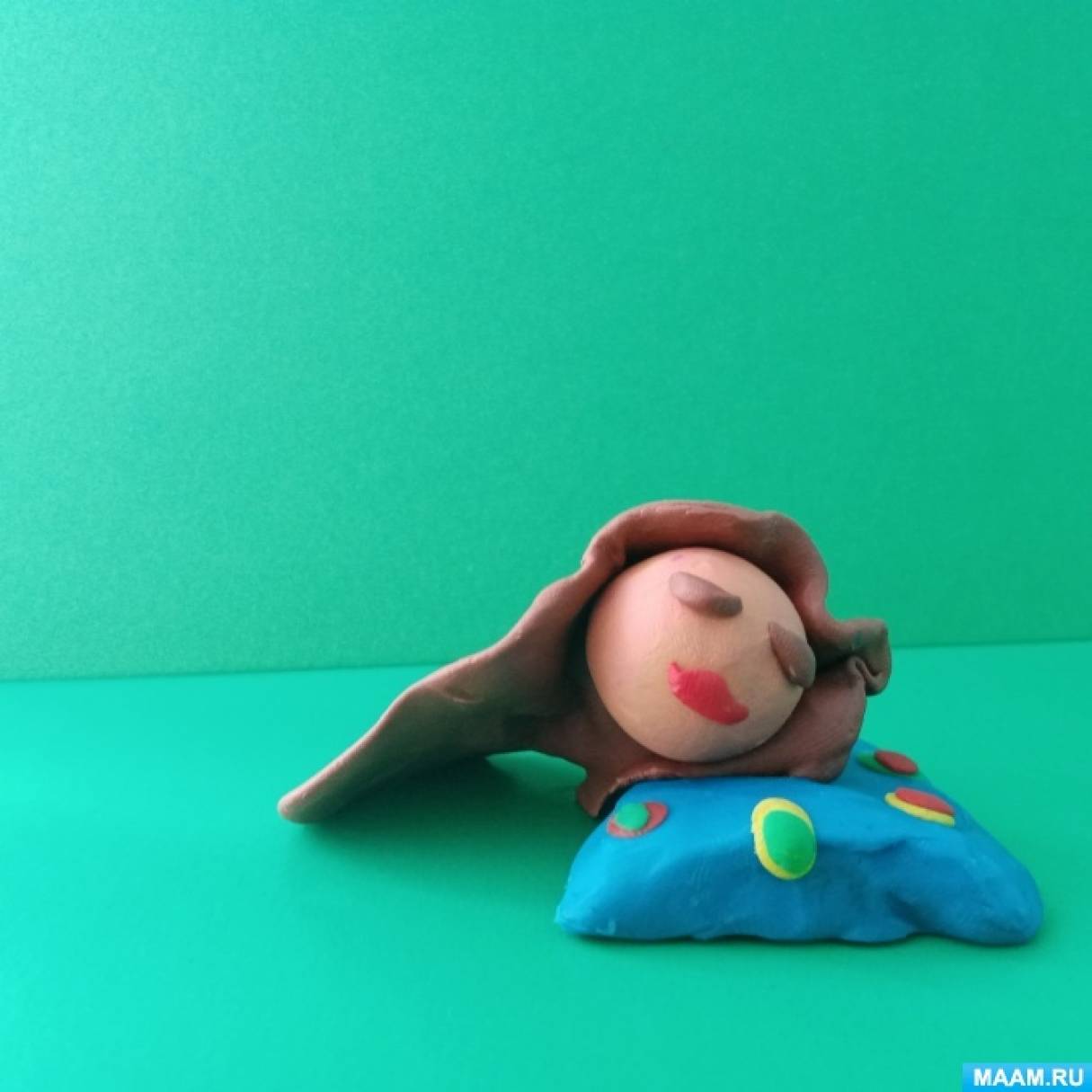 Пупсики из пластилина лепка. Как слепить спи. Лисичка из пластилина для малышей. Спящий мишка из мастики. Спящий медведь из пластилина.