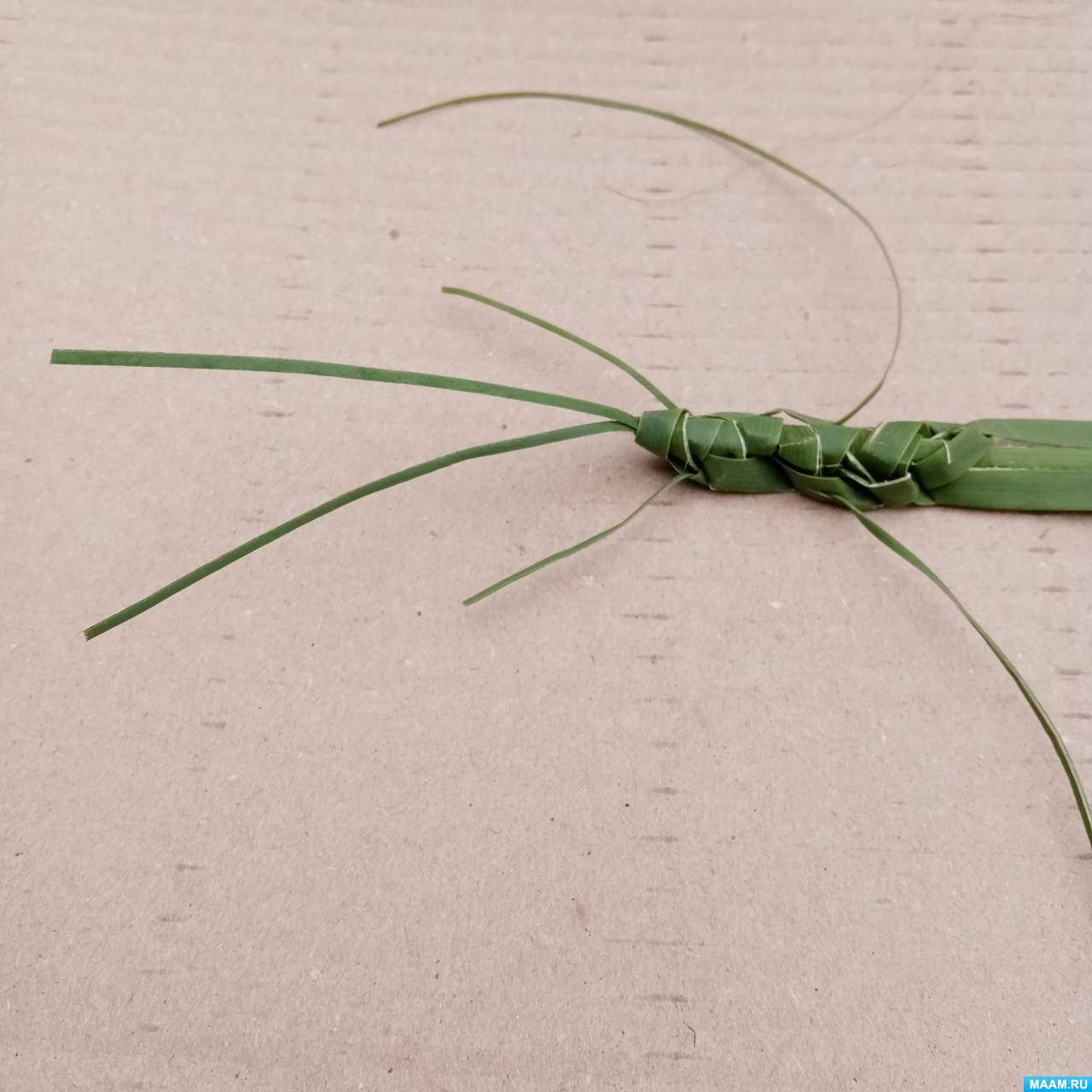 Кузнечик из пластилина