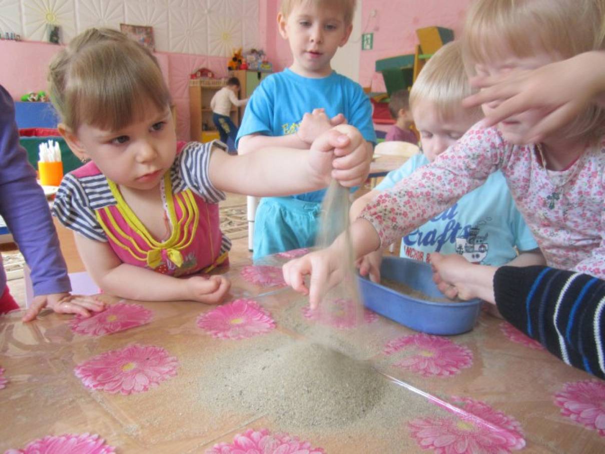 Опыты в ранней группе. Экспериментирование с песком. Песок в детском саду. Эксперименты с песком в ДОУ. Эксперименты с детьми в детском саду в средней.