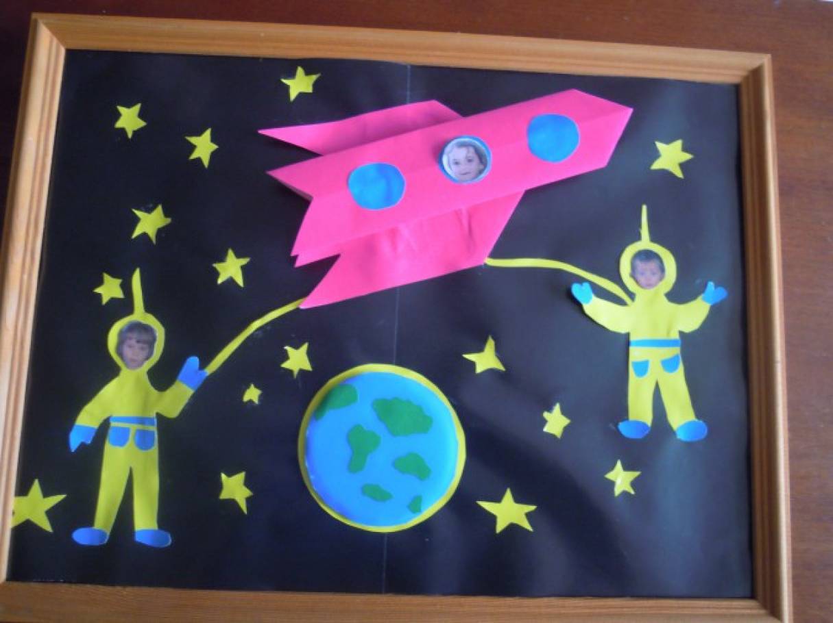Аппликация к дню космонавтики в детском саду. Поделка ко Дню космонавтики в детский сад. Украшения ко Дню космонавтики. Панно ко Дню космонавтики.