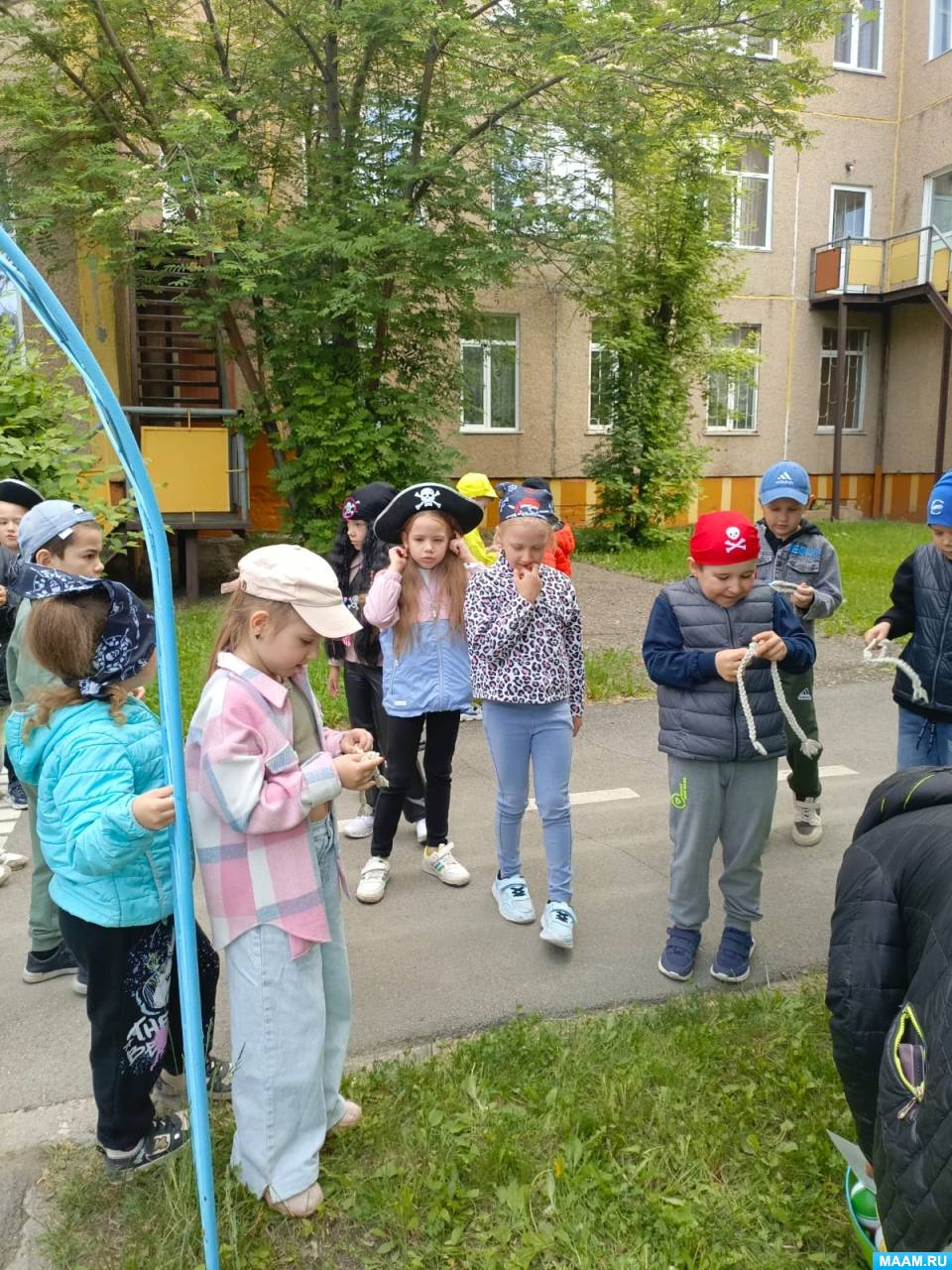 Смотреть фотографию №4 Фото №4 Подготовительная группа подготовительной группы отправились на поиски клада который когда то давно зарыли пираты на территории нашего детского сада