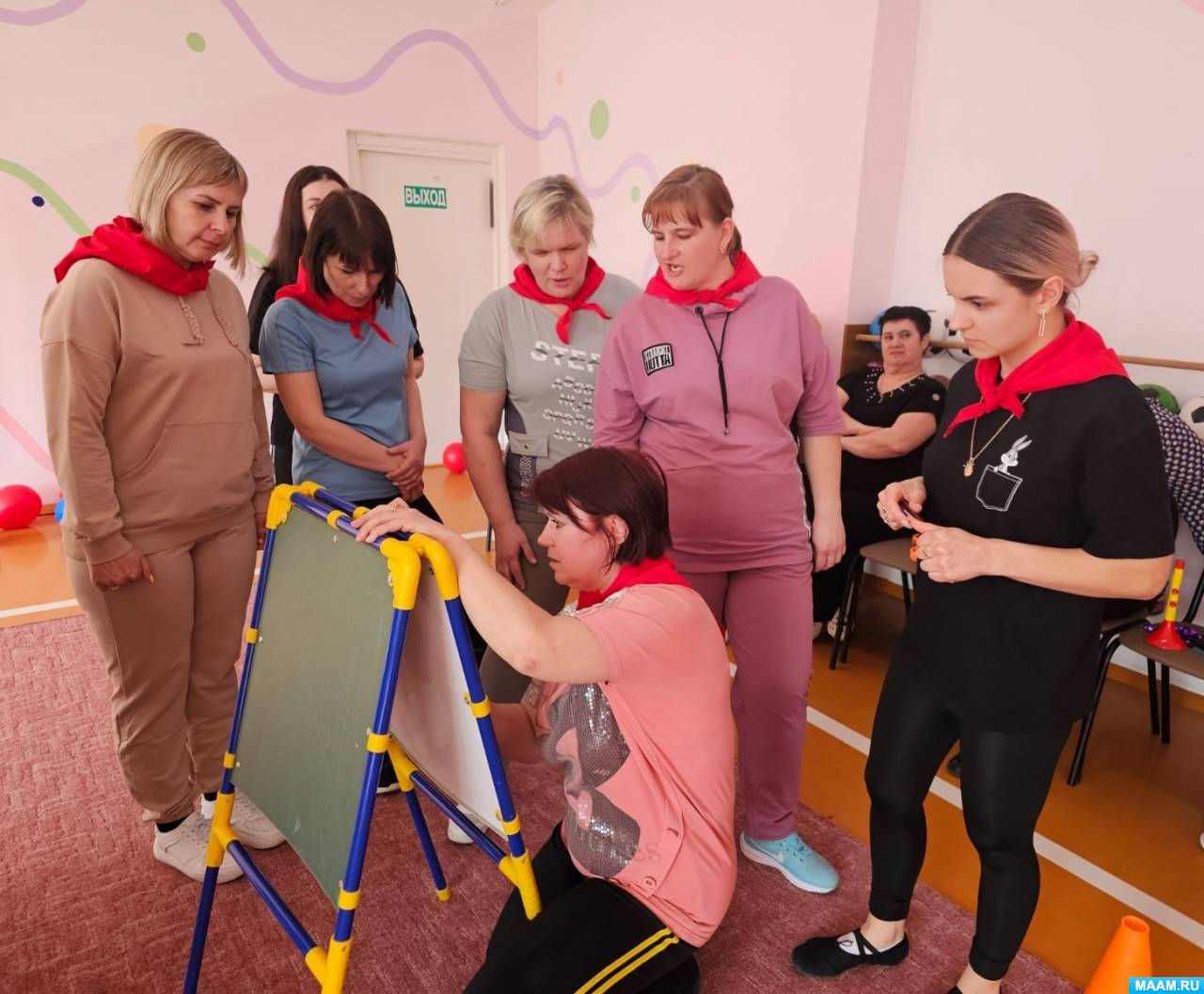 Смотреть фотографию №1 Фото №1 Праздники сценарии развлечений спортивных соревнованиях воспитателей детского сада Россия вперед В предверии дня Росси в нашем детском саду прошли спортивные состязаняи воспитателей