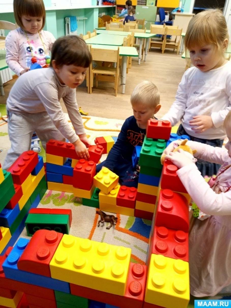 Конструирование в младшейигруппе. Конструирование в доу. Конструирование в старшей группе. Младшая группа в детском саду. Конструирование по теме в детском саду.