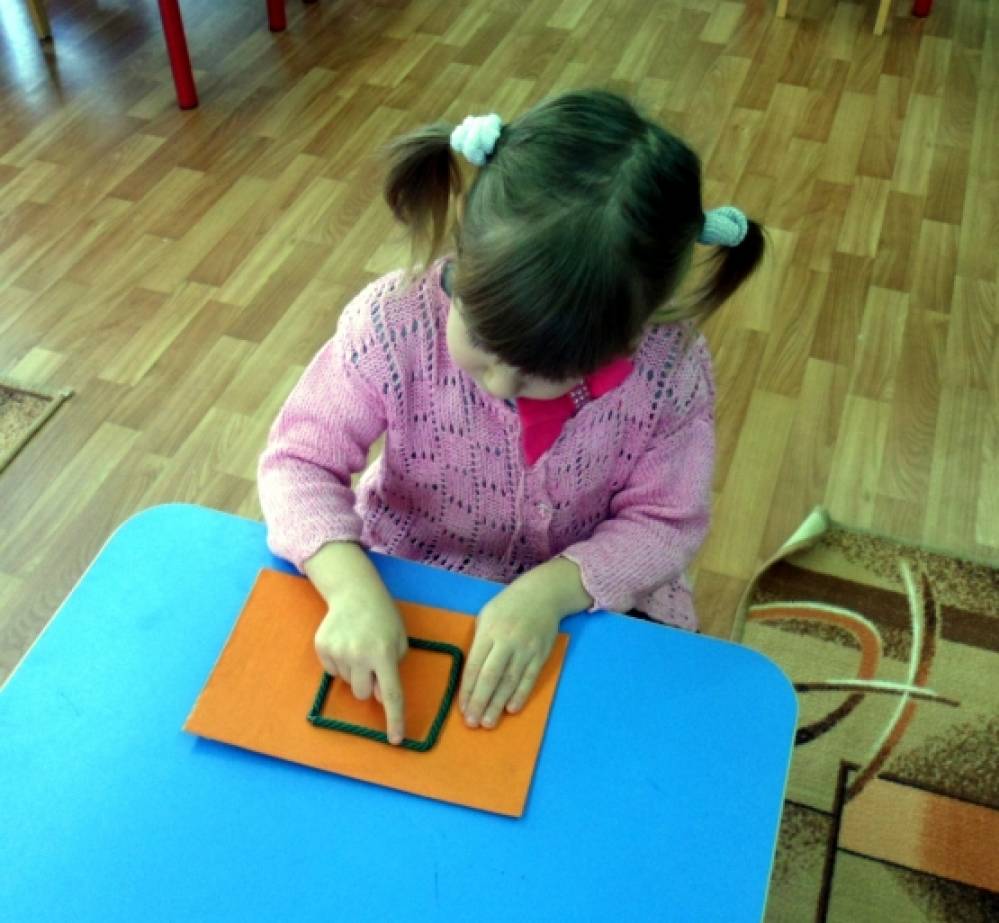 рисование ранний возраст украсим фартук тане. психологический уголок в детском саду. коробка для игры угадай на ощупь. игрушки для психологической разгрузки. коробки угадайка для детей.