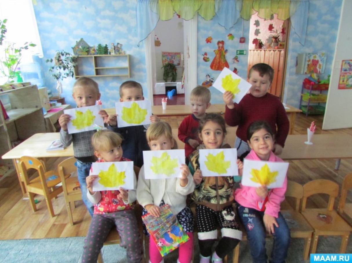 Дети стоят в кругу в детском саду. Беседа с детьми в доу. Конспект тематического занятия день победы в средней группе. Беседа с детьми в средней группе. Кружок в младшей группе.