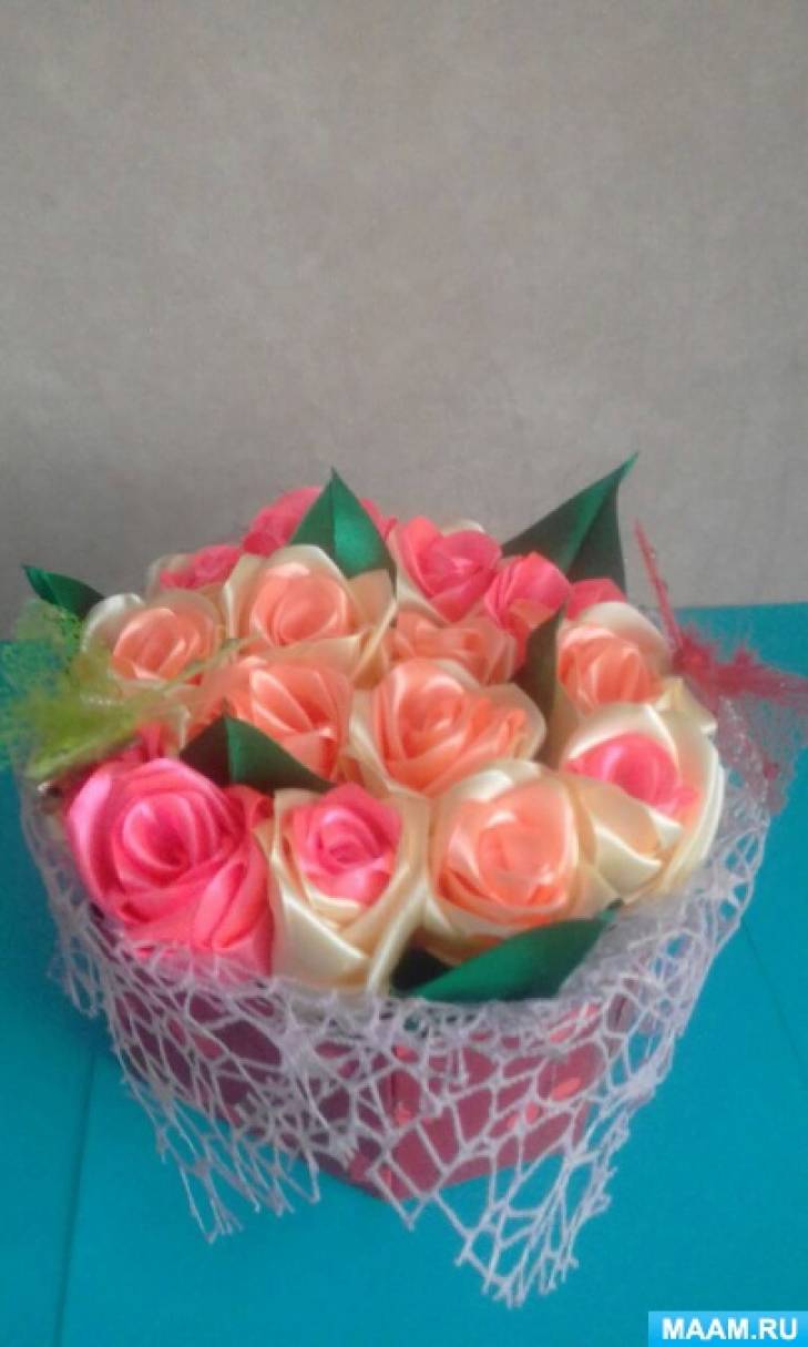 Миниатюрный букет роз из атласных лент и фоамирана своими руками на 8 Марта