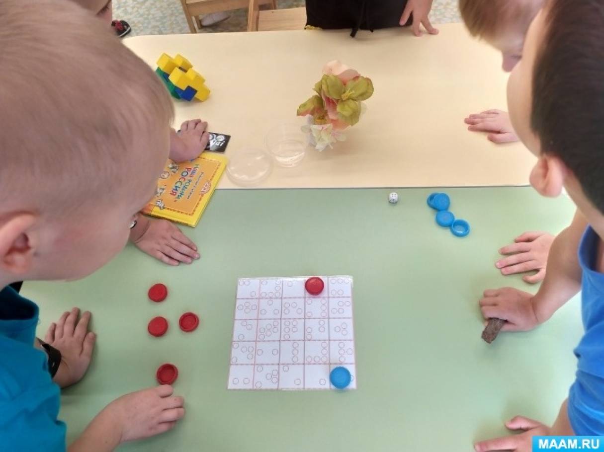 Дидактическая математическая игра из пластиковых крышек для детей 5–6 лет «Математические крестики-нолики»