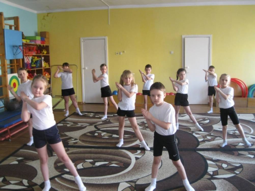 Зарядка старшей группы для детей под музыку. Танцевально-игровая гимнастика са-фи-дансе. Физкультура в детском садике. Ритмика в детском саду. Дети на физкультуре в детском саду.