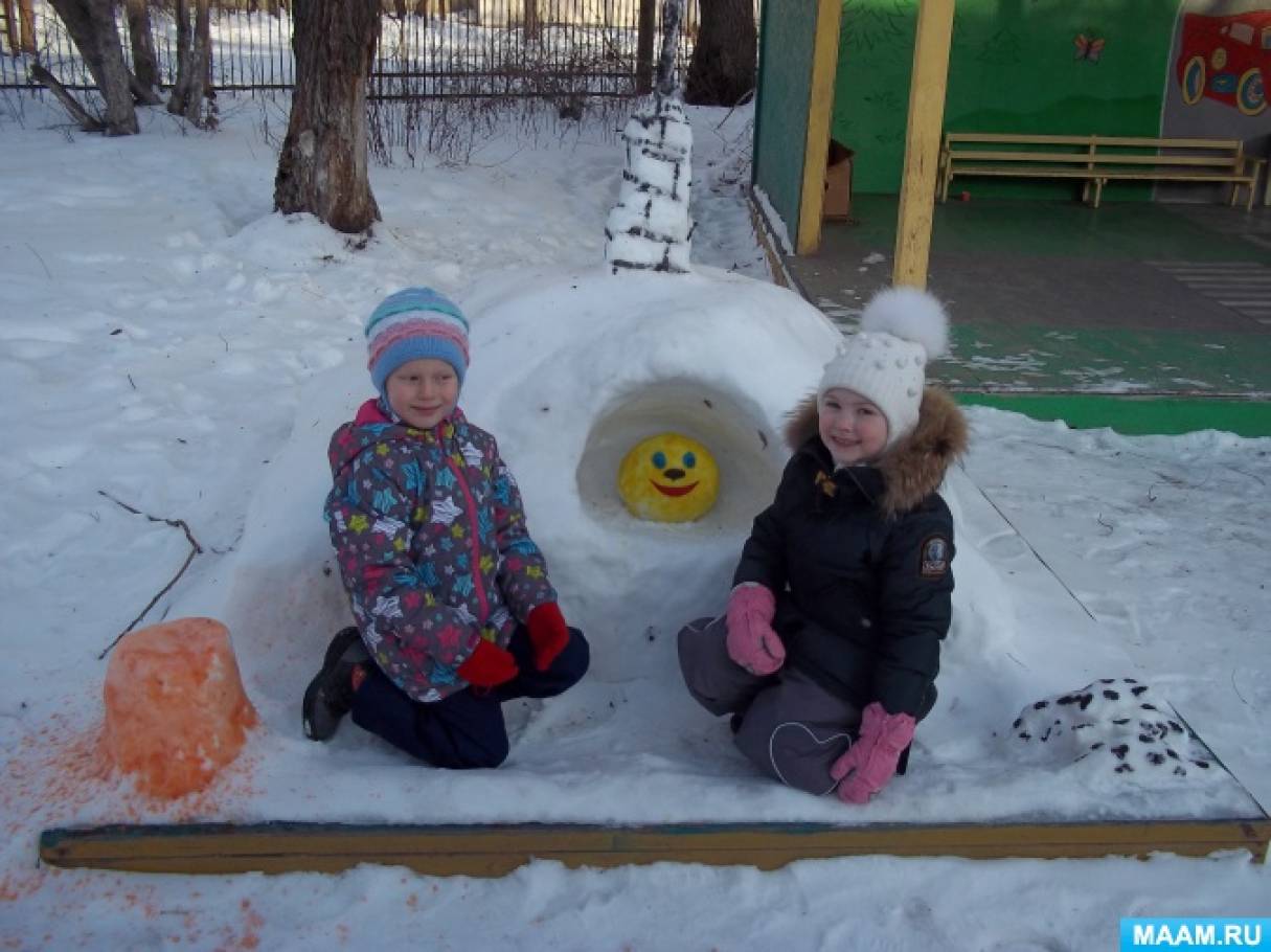 Детский сад снежок. Зимние постройки на участке детского. Постройки из снега в детском саду. Постройки из снега для детей. Зимний участок в детском саду.