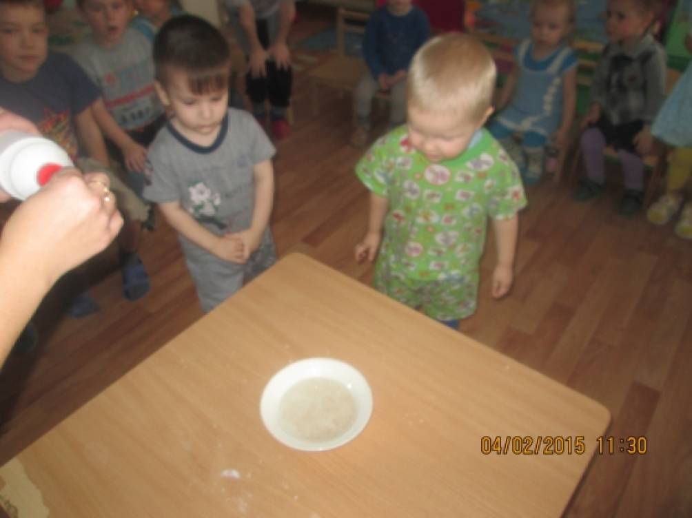 Смотреть фотографию №3 Фото №3 В простой воде яйцо тонет подсаливаем воду яйцо не тонет