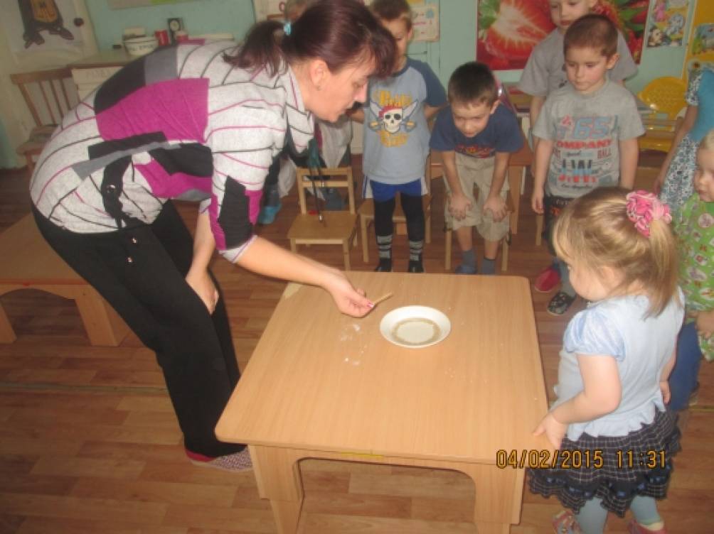 Смотреть фотографию №6 Фото №6 Наливаем горячую воду в бутылку берем воздушный шарик насыпаем в него соду надеваем шарик на бутылку сода высыпается в воду