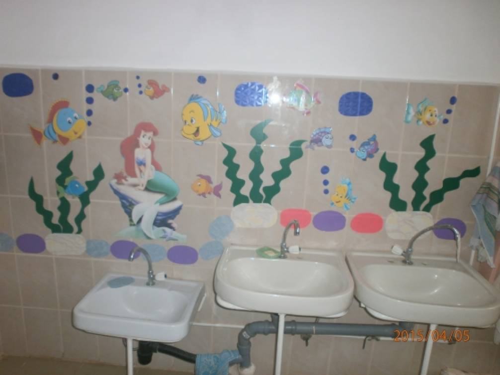 Знаки можно встретить в умывальной комнате. Украшение туалетной комнаты в детском саду. Туалетные комнаты в ДОУ. Умывальные комнаты в детском саду. Украшение умывальной комнаты в детском саду.