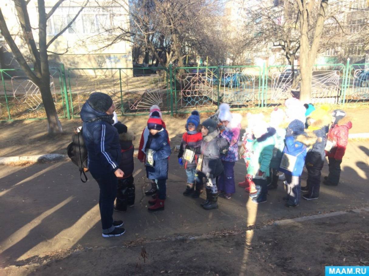 дети на прогулке в детском саду. дети на прогулке в детском саду. дети на прогулке в доу. дети гуляют во дворе. оздоровительные прогулки в детском саду.