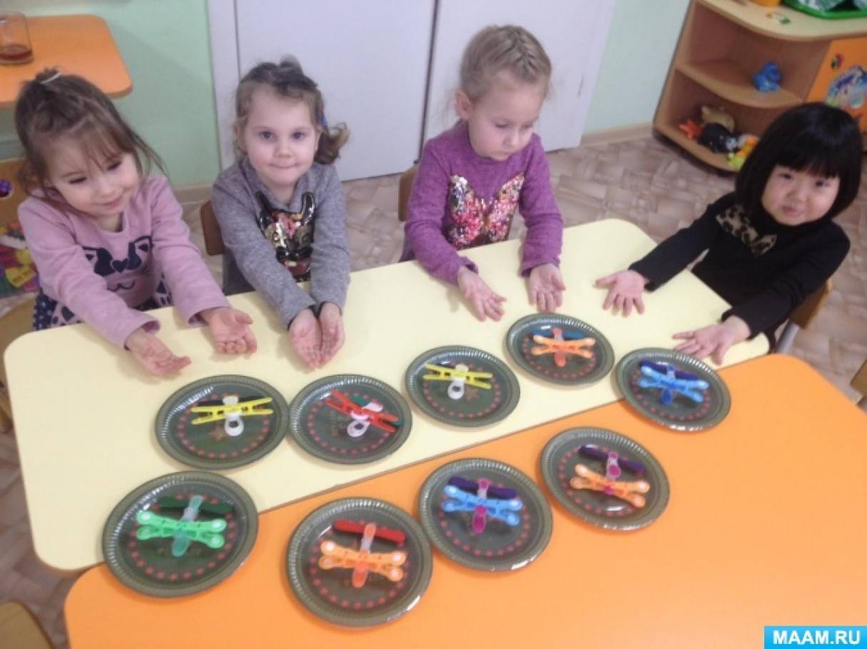 Детский мастер-класс «Подарок для мальчишек — самолётик» из прищепок в младшей группе