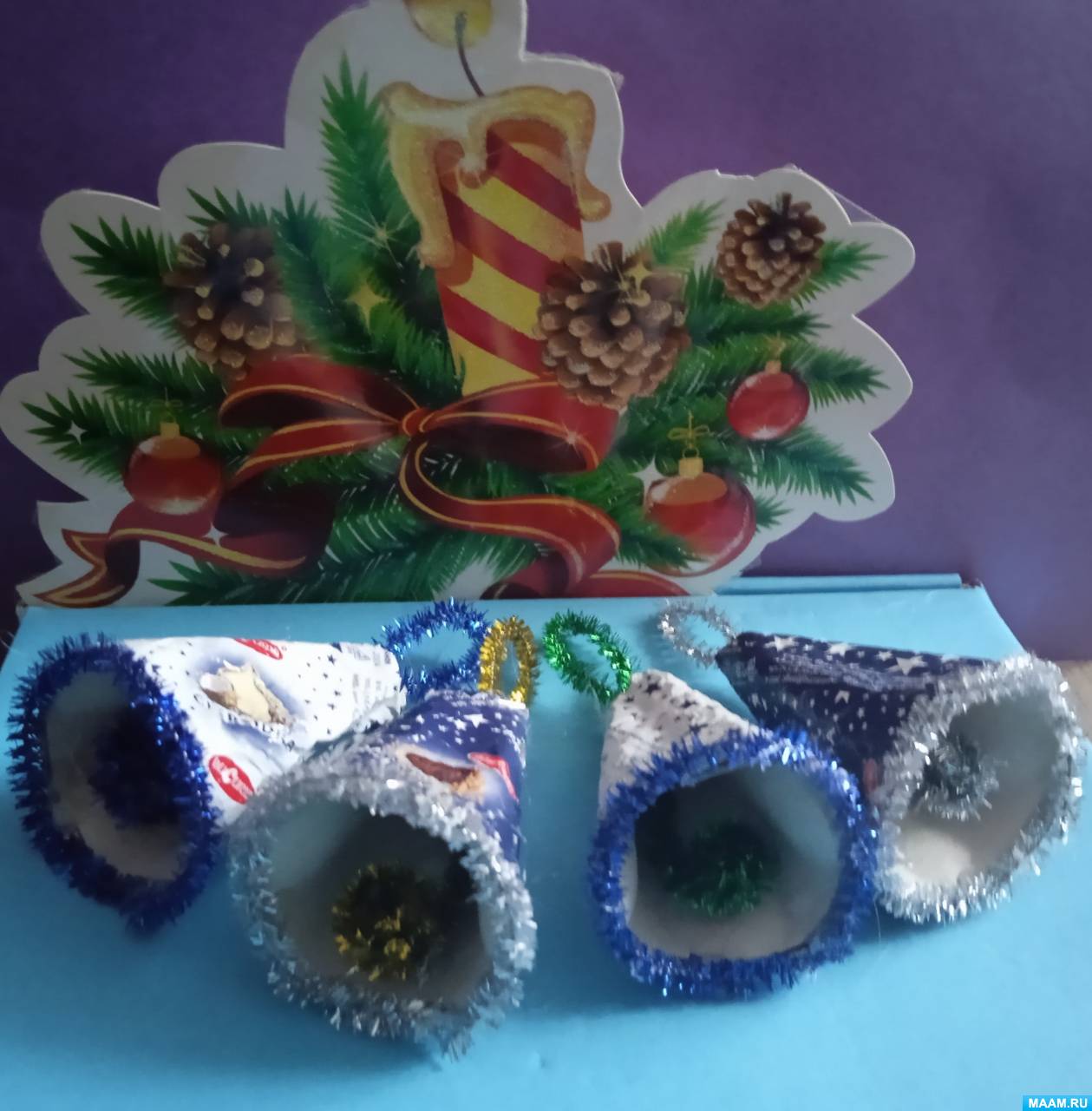 Мастер-класс по изготовлению поделки из яичного лотка, синельной проволоки и фантика от конфет «Новогодний колокольчик»