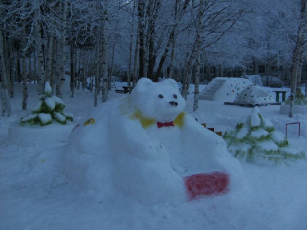 медведь из снега в детском. снежные фигуры белый медведь умка. снежные постройки маша и медведь. снежные постройки. постройки из снега в детском саду.