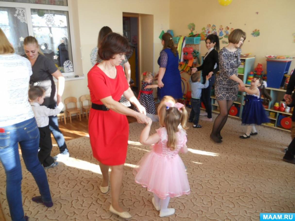 Смотреть фотографию №17 Фото №17 Мамы по человек в каждой команде берут маски шапочки одевают на голову и пересказывая сказку строятся по сюжету сказки какой герой за каким идет