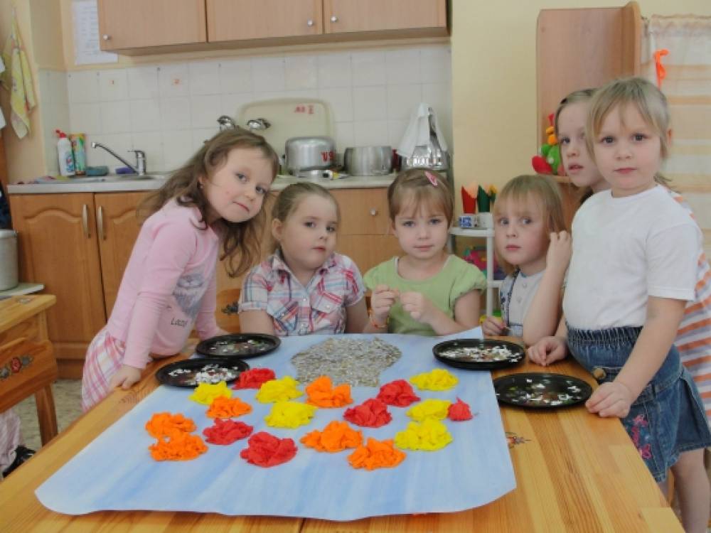 Смотреть фотографию №10 Фото №10 В подготовительно группе задача еще больше усложнилась и каждый нарисовал свою маму вместе с собой