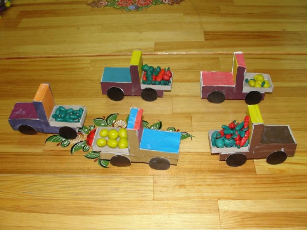 Грузовик аппликация для детей. Грузовик из кубиков. Конструирование грузовик. Машинка из геометрических фигур. Конструирование в средней группе грузовые автомобили куцакова.