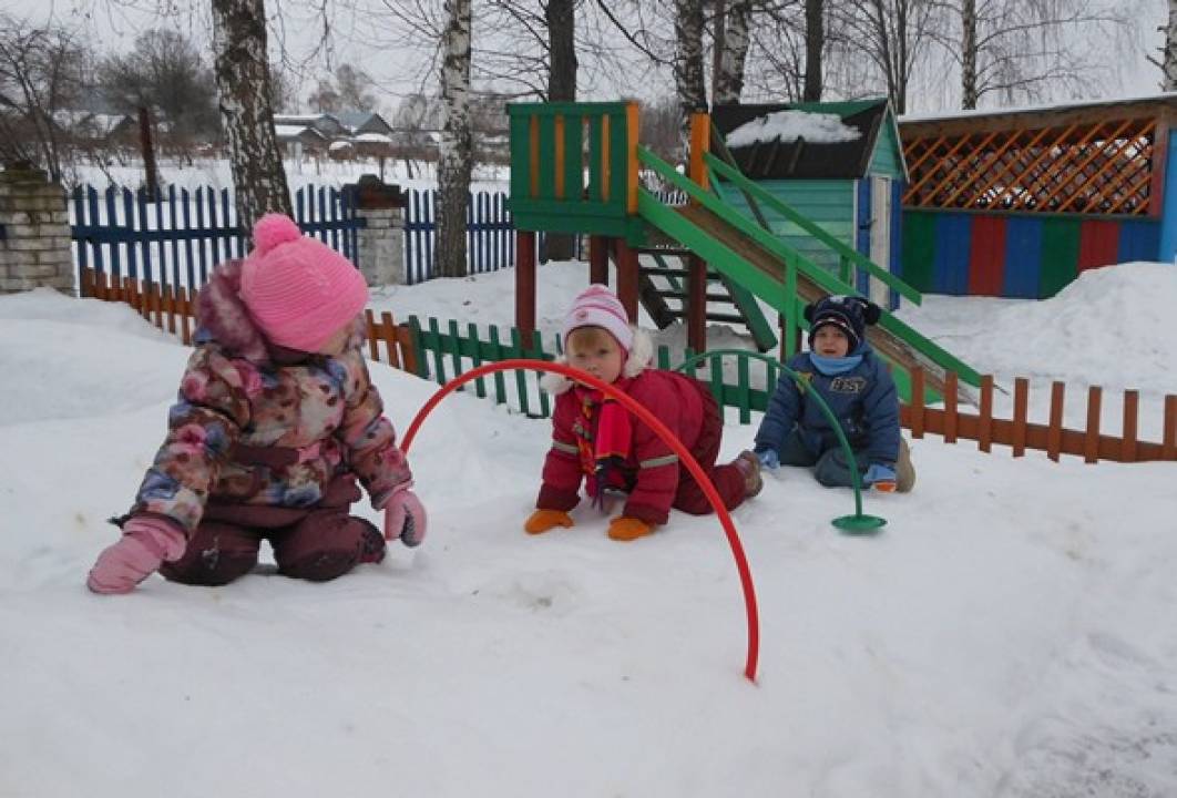 Прогулка в группе раннего возраста зимы. Дети на прогулке в детском саду. Стихи о прогулке зимой для детей. Дети на прогулке зимой. Прогулка в группе раннего возраста зимы.