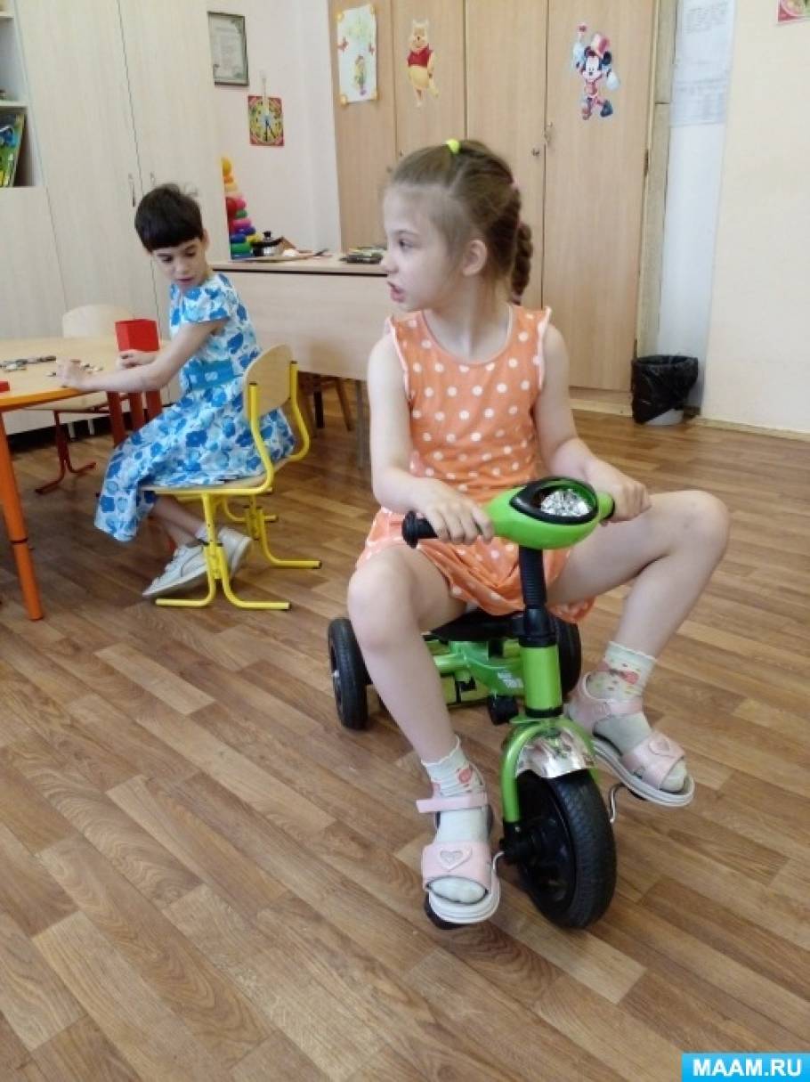 Фото №2 Валерия скатала круга из яркого желтого пластилина это колеса