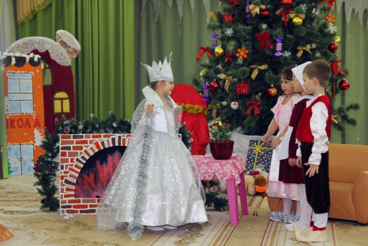 Сценки для детей 4 года. Сценка на новый год в детском саду. Снежная Королева в детском саду. Сказка в детском саду костюмы.
