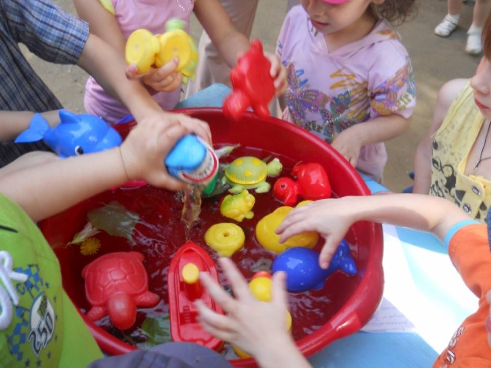 Мытье игрушек. Мытье игрушек в доу. Мыть игрушки. Девочка играет с коробкой. Алгоритм мытья игрушек.