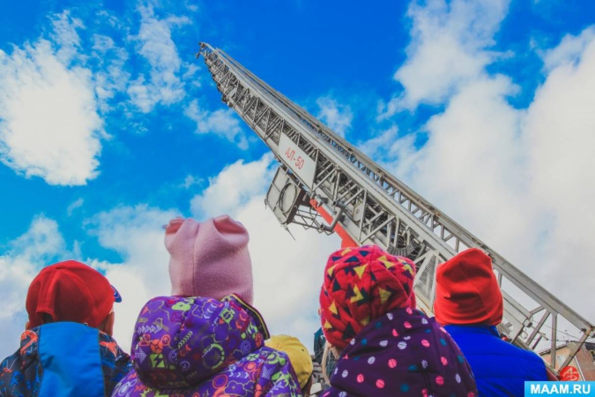 Смотреть фотографию №4 Фото №4 Сотрудники спасательных организации города не только показали но и в доступной форме рассказали о применении техники в тушении пожара и спасательных операциях
